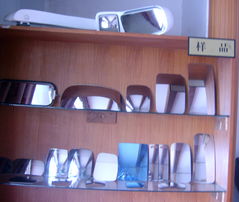 東莞市興隆玻璃鏡片廠 東莞市寮步鎮(zhèn)西溪工業(yè)區(qū) 化妝鏡鏡片 相框玻璃 放大鏡 后視鏡,刻花玻璃 霧化玻璃 絲印.燈飾玻璃.加工產品有切割方形 異型 圓形 半圓形 橢圓形 心形 梯形 菱形等適應于像框 鐘面 化妝鏡,玩具箱包 手袋 化妝鏡 折疊鏡 雙面鏡 五金